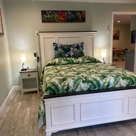 Guest Suite - Waterfront -Pool & Hot Tub- Walk To Beach 클리어워터 비치 외부 사진