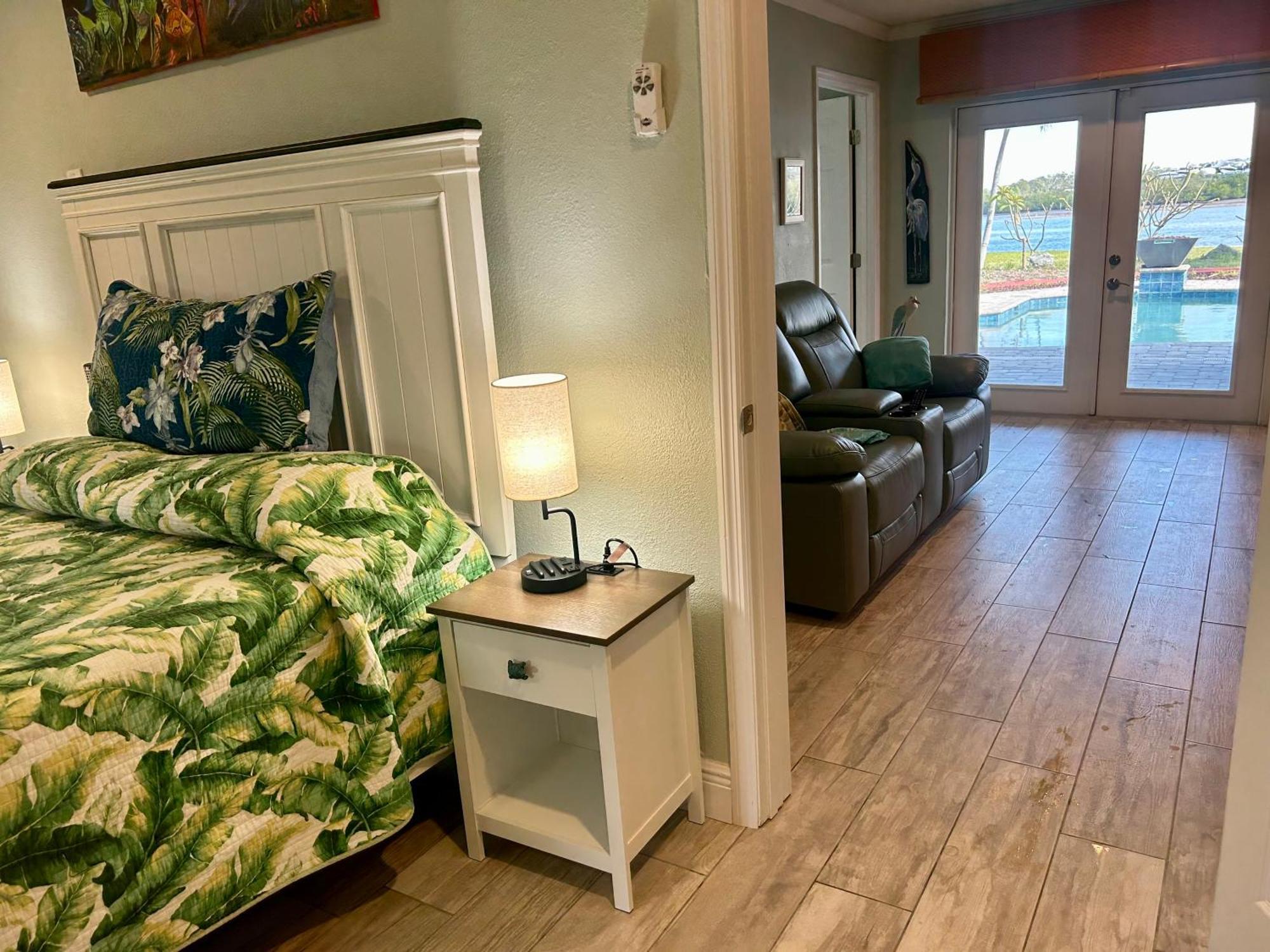 Guest Suite - Waterfront -Pool & Hot Tub- Walk To Beach 클리어워터 비치 외부 사진